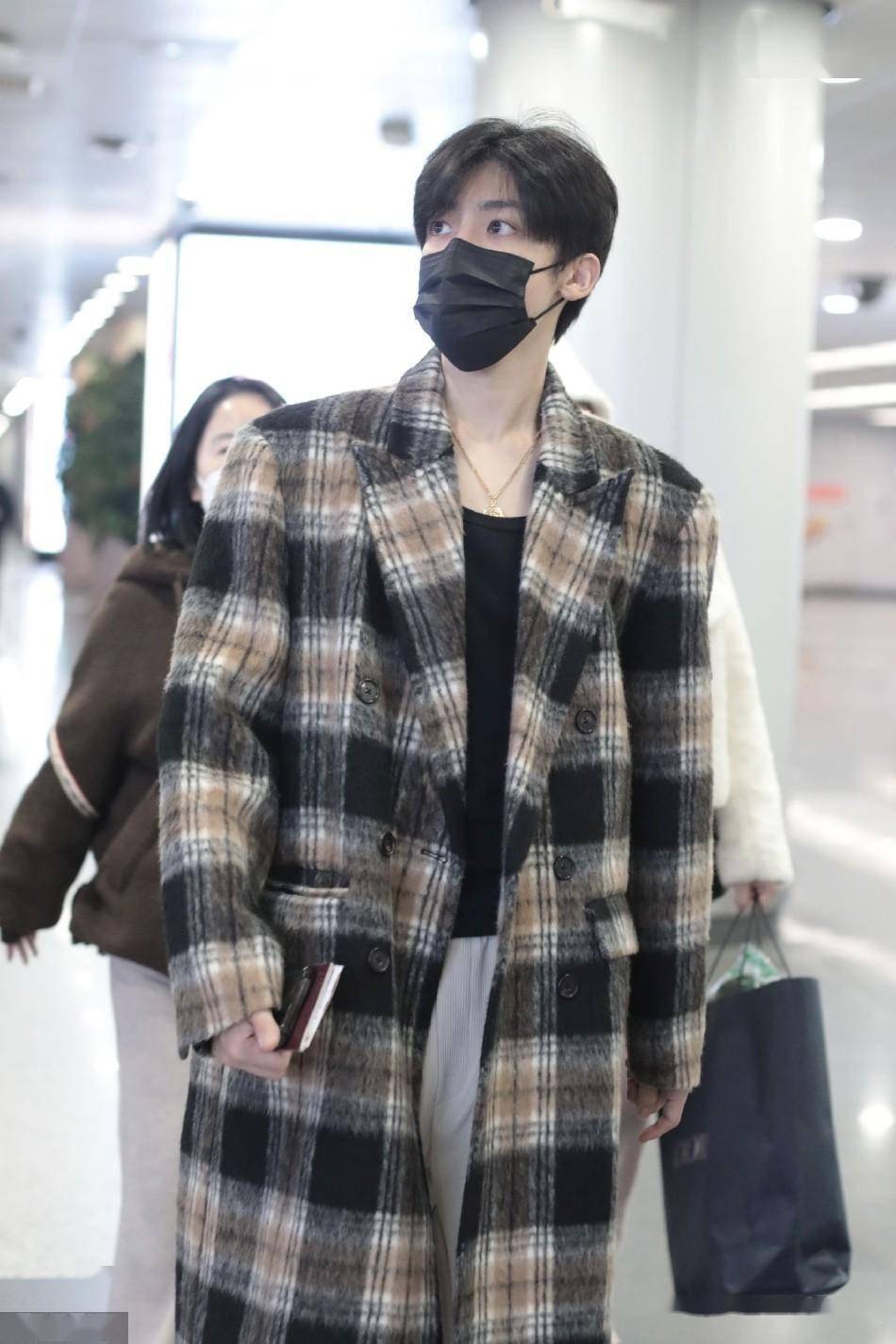 侯明昊穿格子大衣现身机场 身材比例优越十分惹眼_潮流
