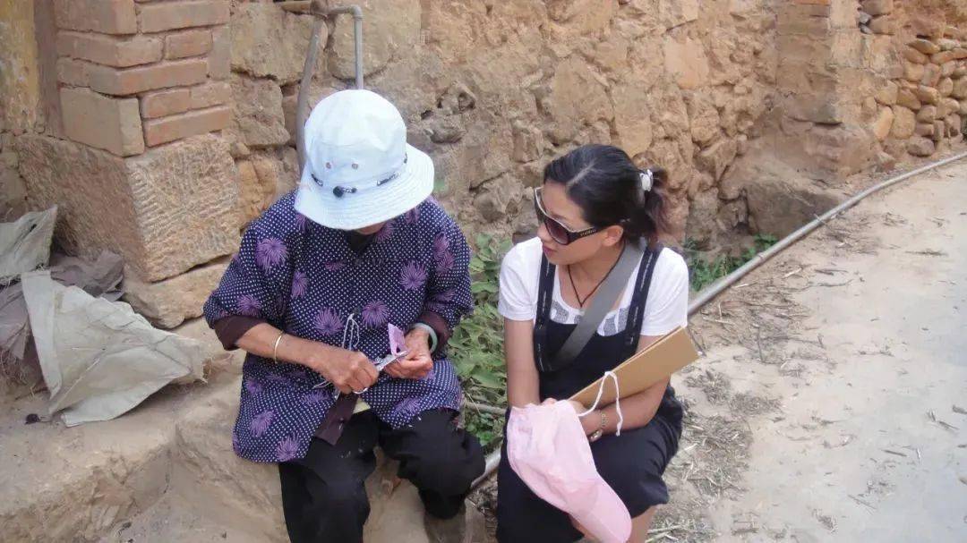 一名30多年没有户口的群众拿到了人生的第一本户口本和第一张身份证