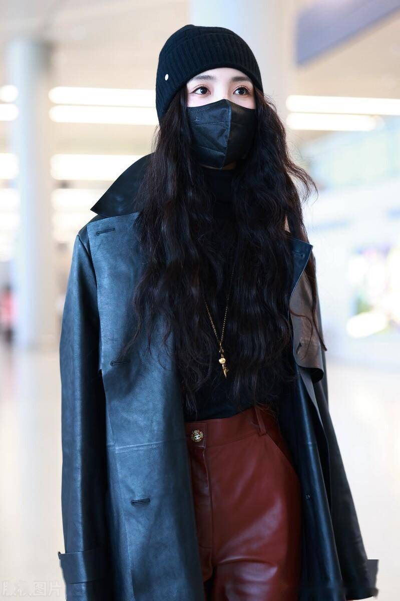 王楚然街拍:纯色风衣休闲大气,长发披肩亮丽秀气_上海