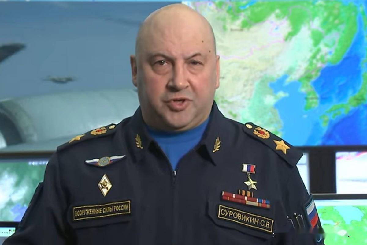 此外还有2位副指挥官,是陆军总司令奥列格·萨柳科夫和副总参谋长阿