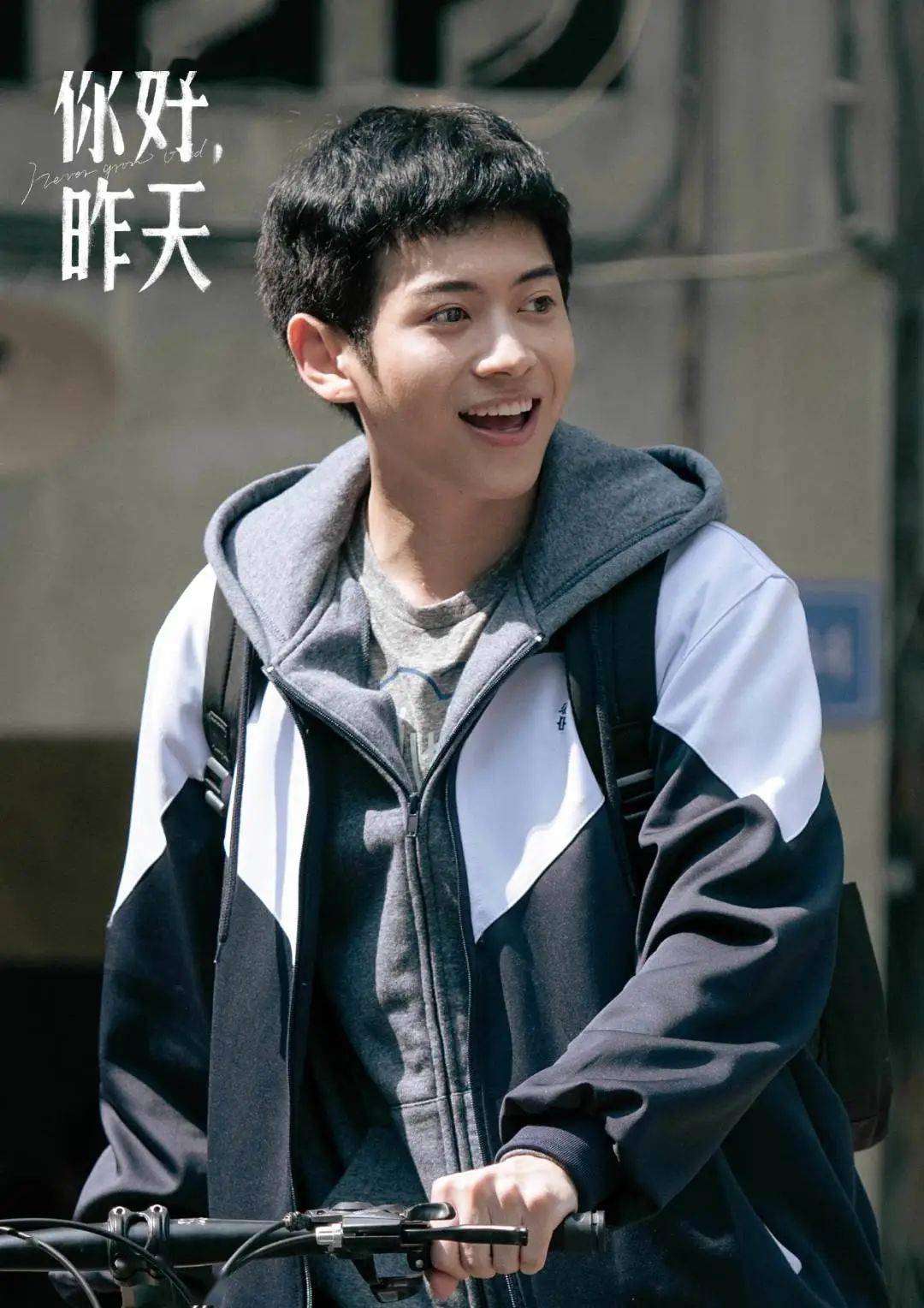 家境优渥的暖心男孩马小乂(姜冠男 饰)想知道小吉街的少男少女们,还会