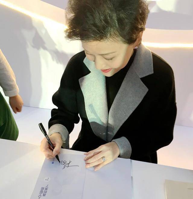 杨澜携夫出镜,满头白发而且素颜不扮嫩,穿大衣却是满身优雅贵气_黑色