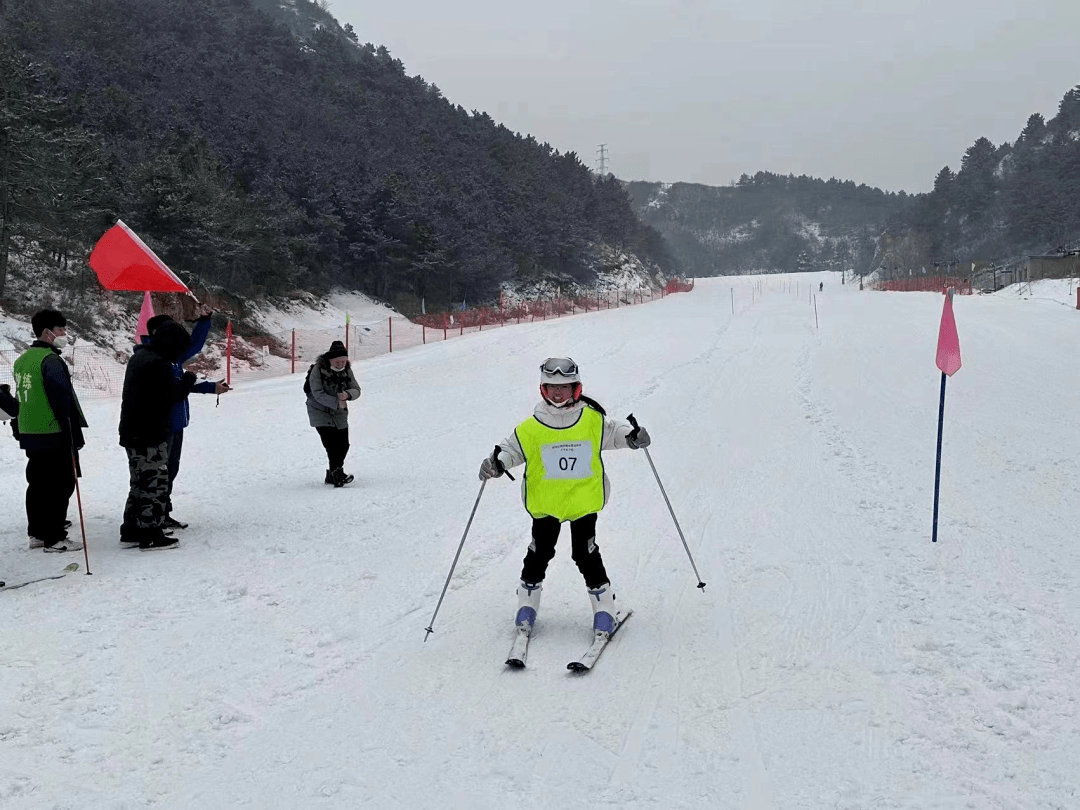 1月13日,承德市第四届冰雪运动会滑雪比赛在承德市双滦区元宝山滑雪场