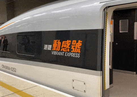 今天，广深港高铁重启！他们抢先搭乘首班车，通关第一件事是……