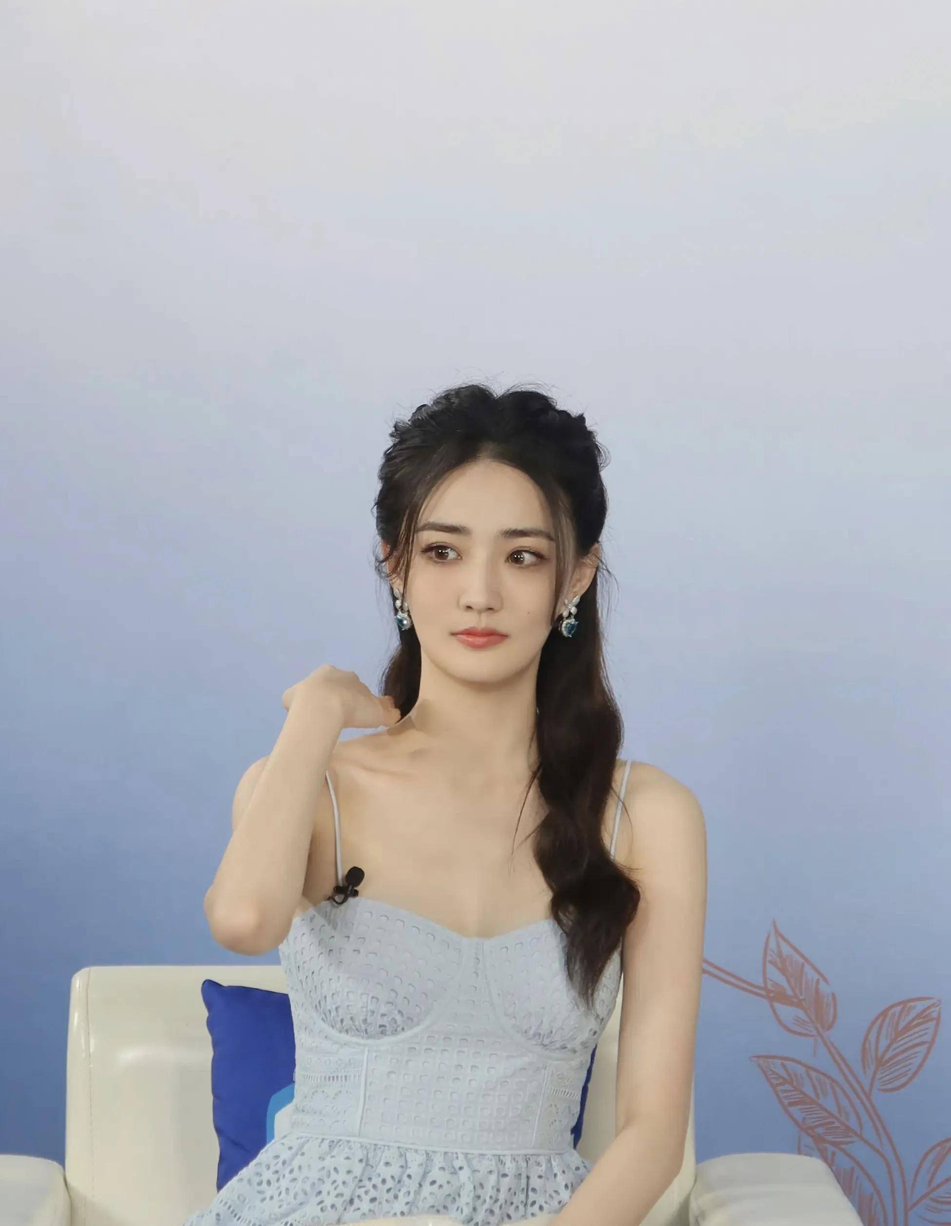 女星徐璐时尚写真:靓丽迷人,眉清目秀