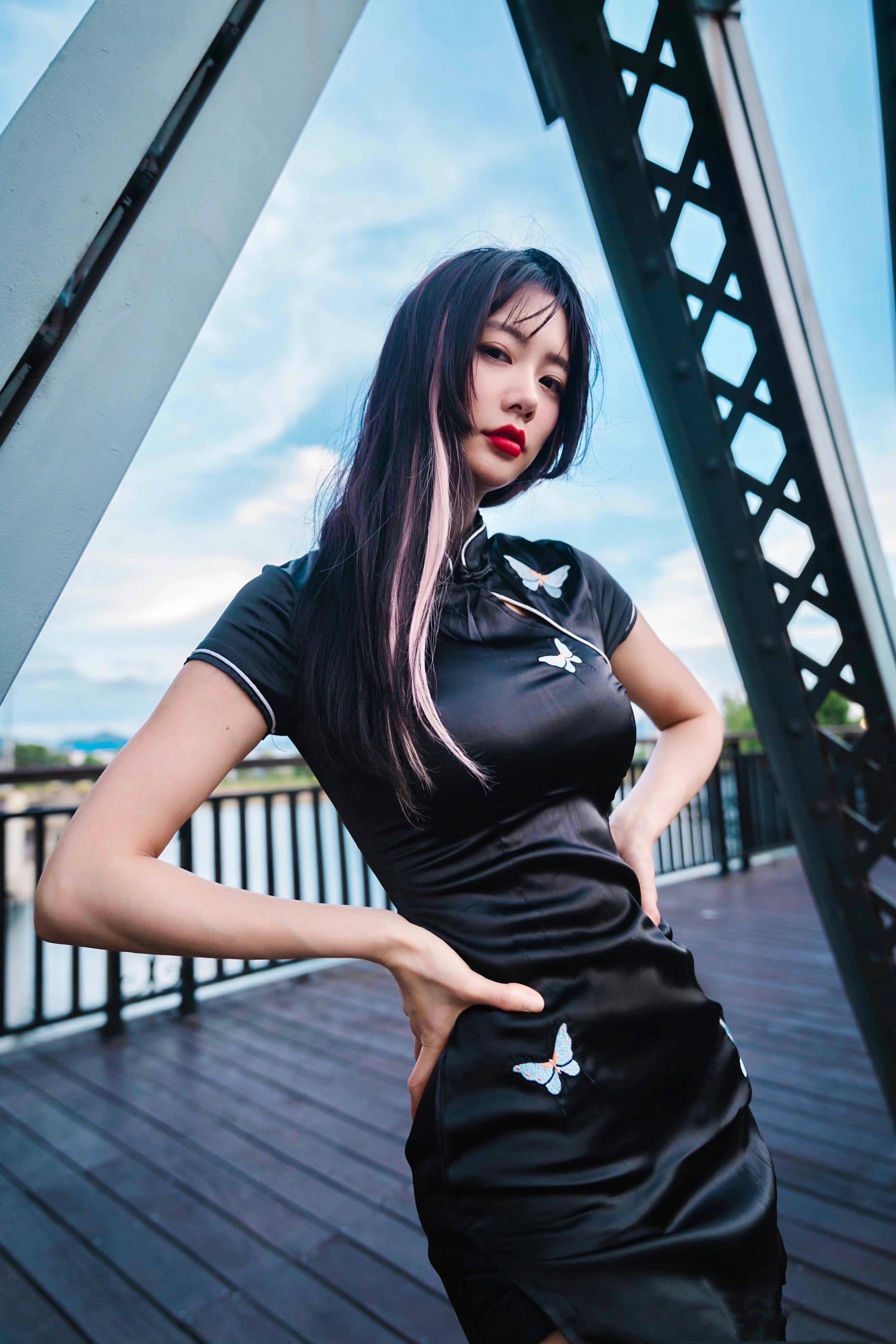 "亚洲第一美人"克拉拉,穿改良版旗袍秀"波浪线",大气又迷人_元素_面料