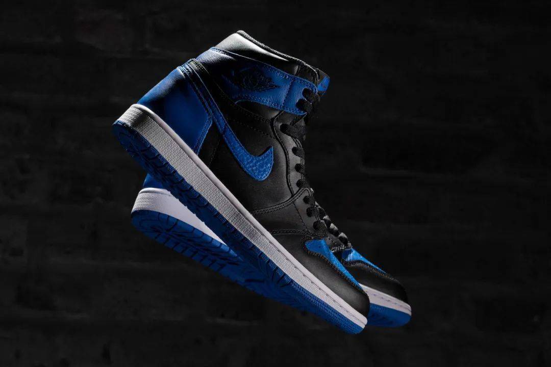 作为 aj1 的元年配色之一,皇家蓝上一次复刻还要追溯到 6 年前的 2017