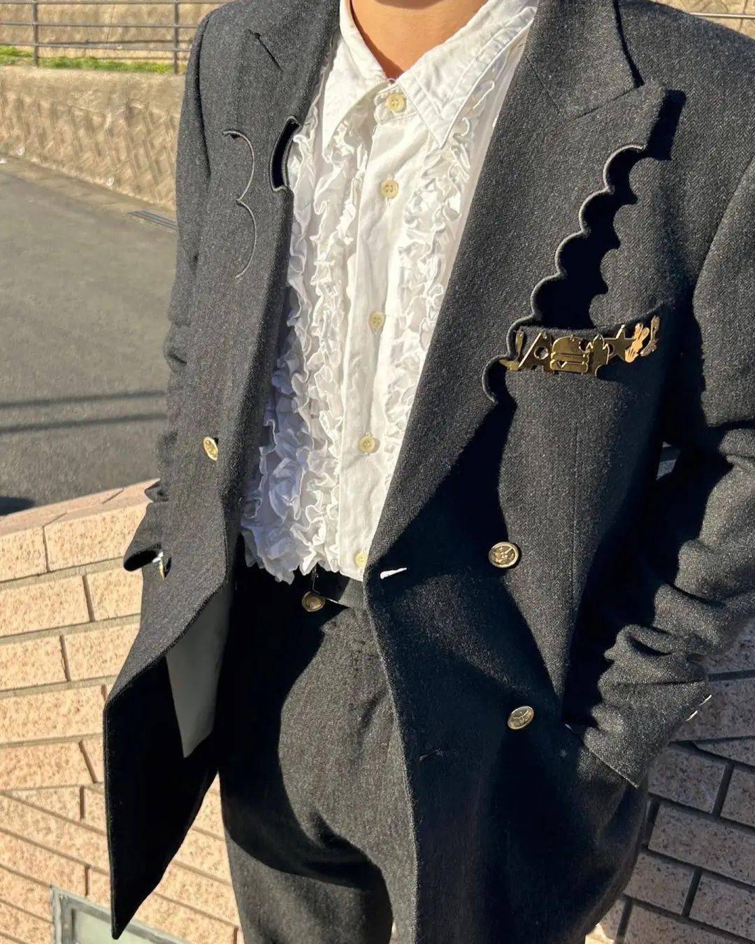 异形切割西服在新秀期的前三个秀场中masu已颇有日式青年制服n w