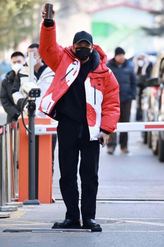 邓超着红白撞色羽绒服现身2023央视春晚彩排_超哥_表演_账号