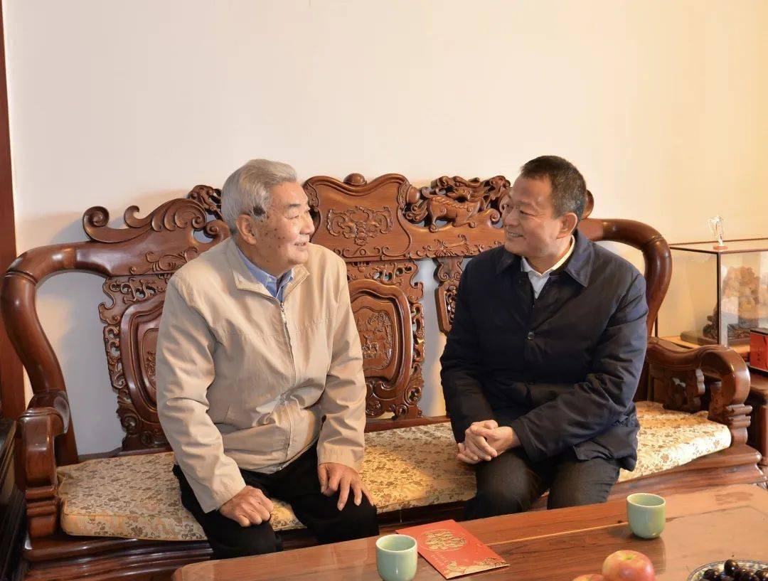 李克坚先后看望了老干部曾新方,李南生,关切地询问他们的身体,生活