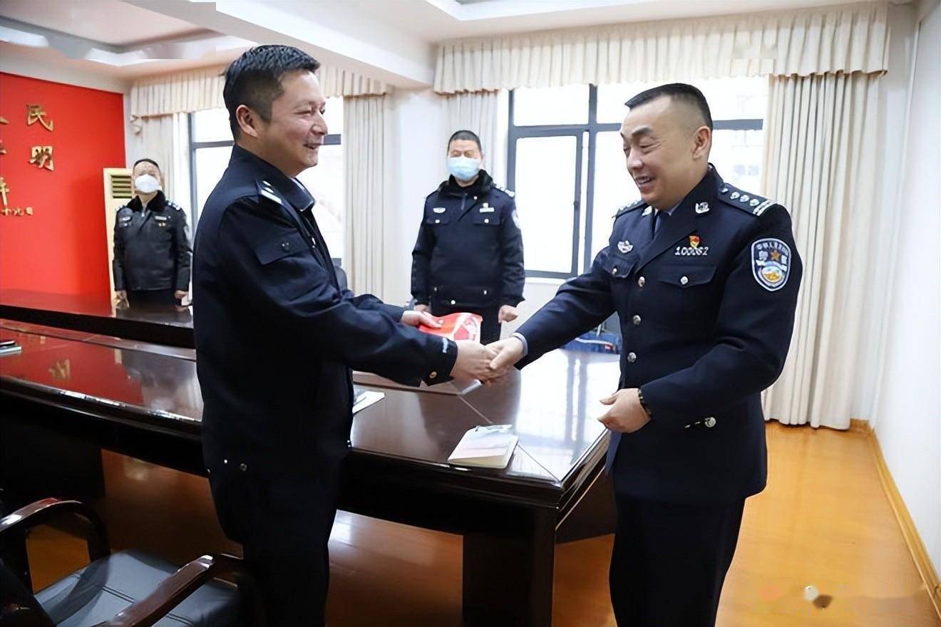 常德交警支队副支队长张宏华督导桃源春运工作慰问一线交通民警_道路