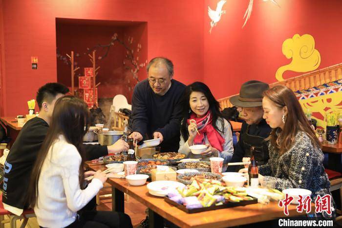 除夕年夜饭预订火热 外卖、预制菜也迎来销售高峰_服务_包间_年菜