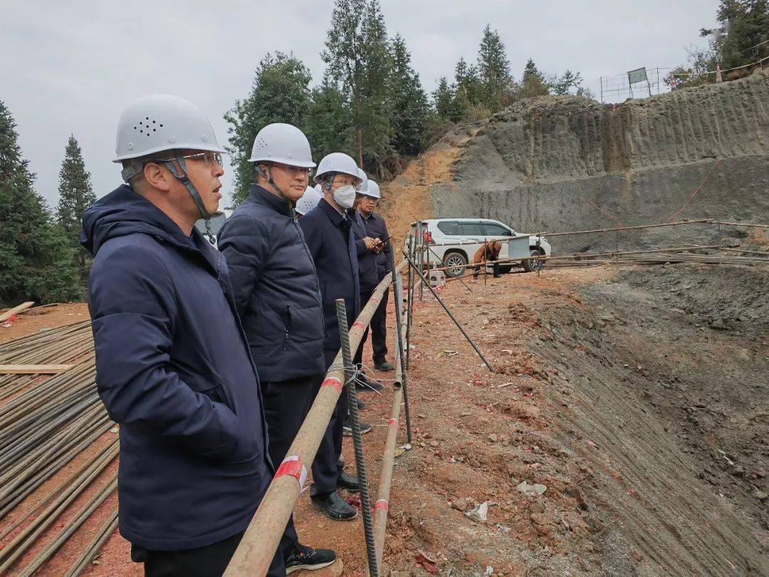 张兵总察看工地审核:吴美佳审校:阳 鸿