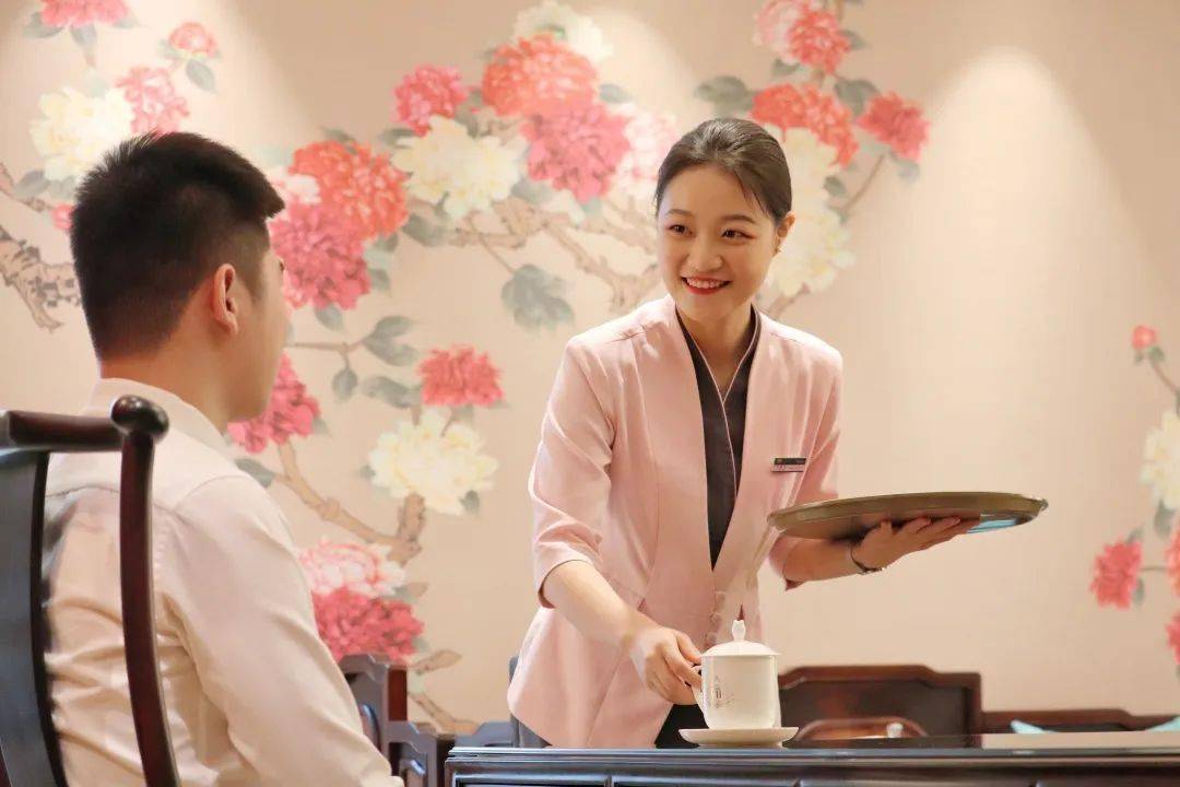 贵宾车摆渡贴心管家办理乘机手续,登机提醒,全程陪同,舱门口举牌迎接