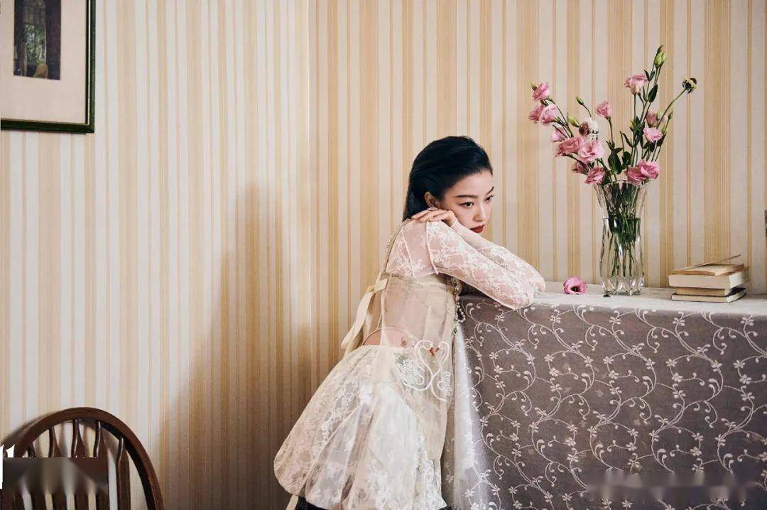 女星倪妮《the ballroom》杂志封面大片,复古卷发红裙柔情万种_梦境