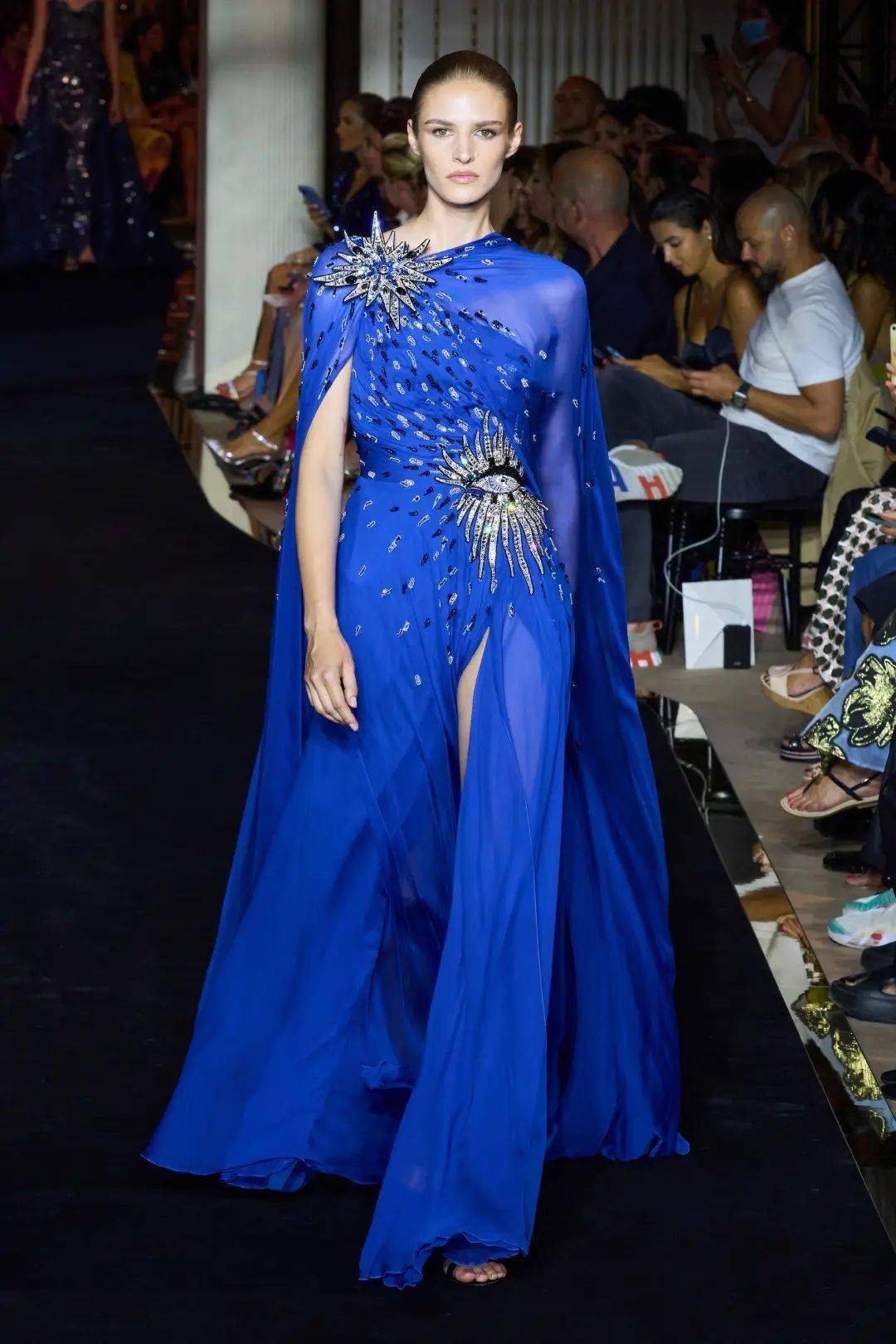 色彩| 盘点那些蓝色的礼服裙,带点忧郁,或带点魅惑_定制_系列_度假