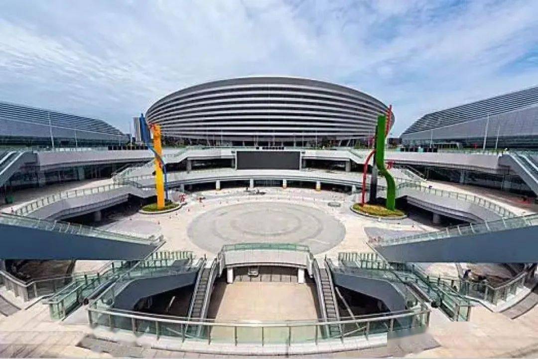 从休闲旅游意义上泛指以奥体中心为代表的郑州西区奥体中心,美术馆,大
