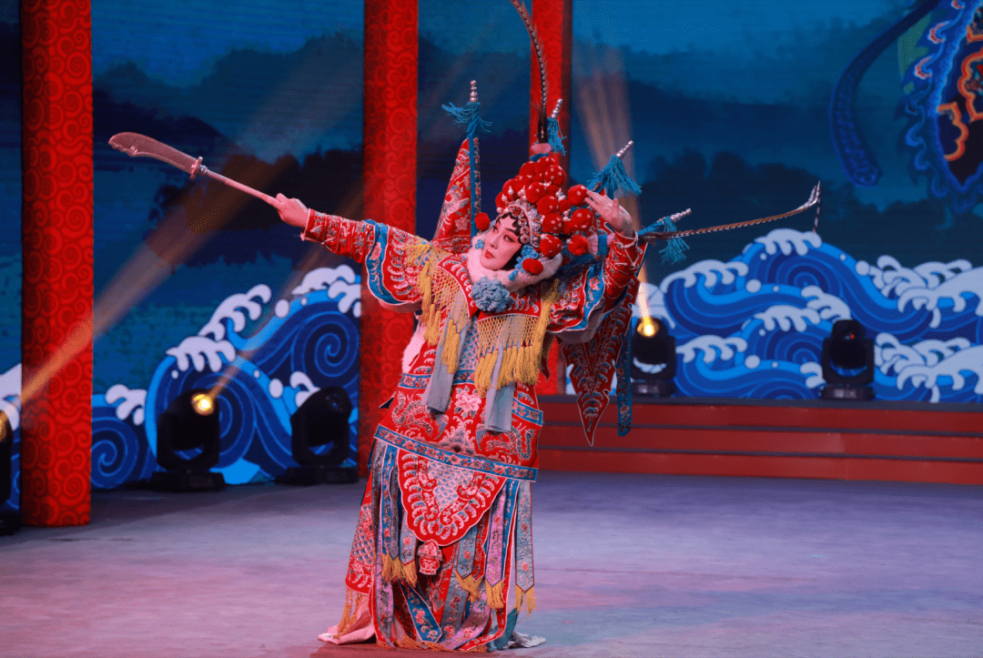 《红桃山》反串饰演张月娥)(图:河北广播电视台主持人郝若彤河北梆子