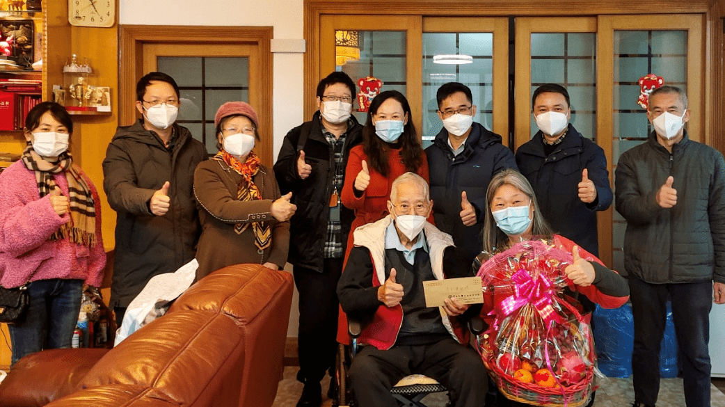 从左到右依次为:学院党政领导班子登门拜访慰问林浩然院士,李宝健教授