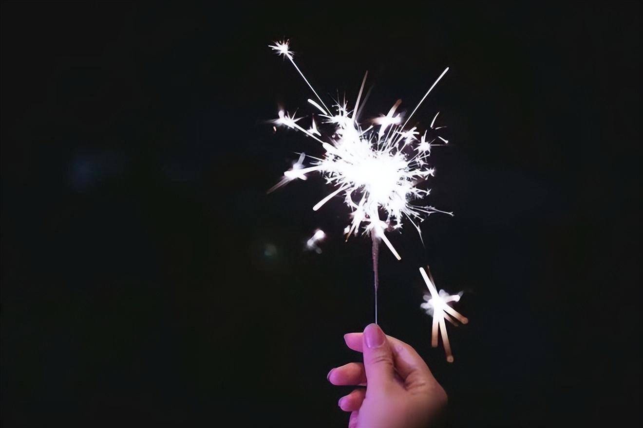 仙女棒被称为"冷烟花",不同于传统大型的烟花爆竹,没有震耳欲聋的响声