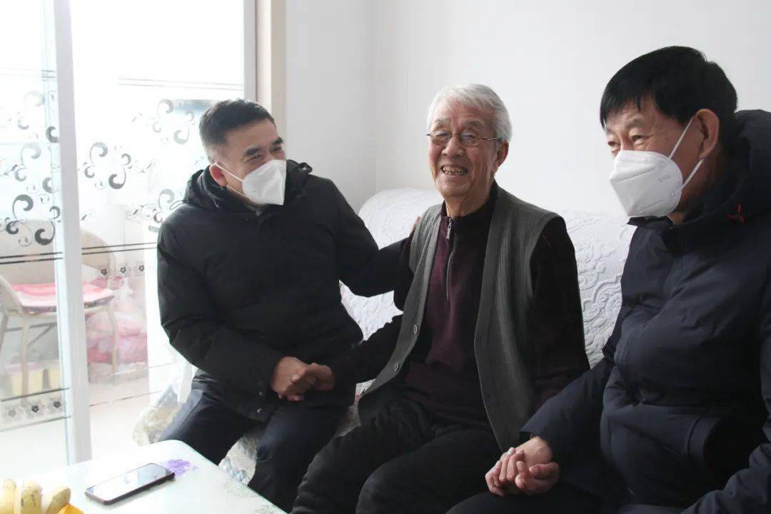 1月17日,春节前夕,集团公司党委委员,副总经理马椿平来到鹤立林业局