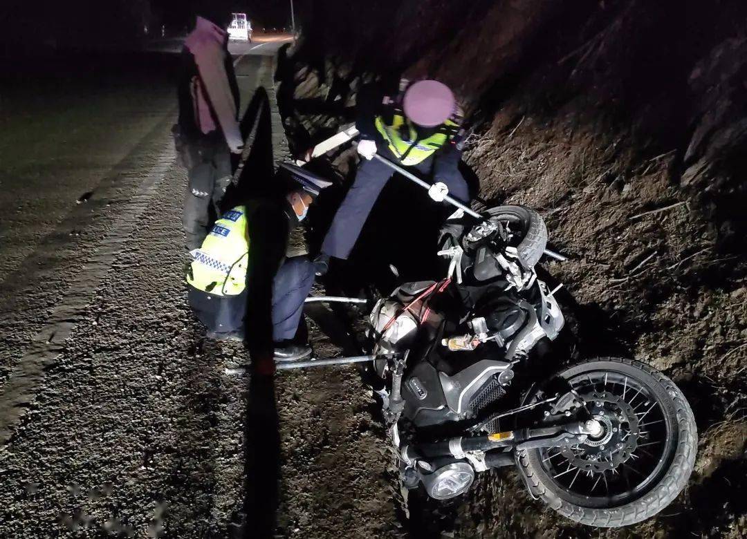 事发藤县,返乡农民工驾驶摩托车不慎滑进水沟,幸好遇到交警巡逻经过