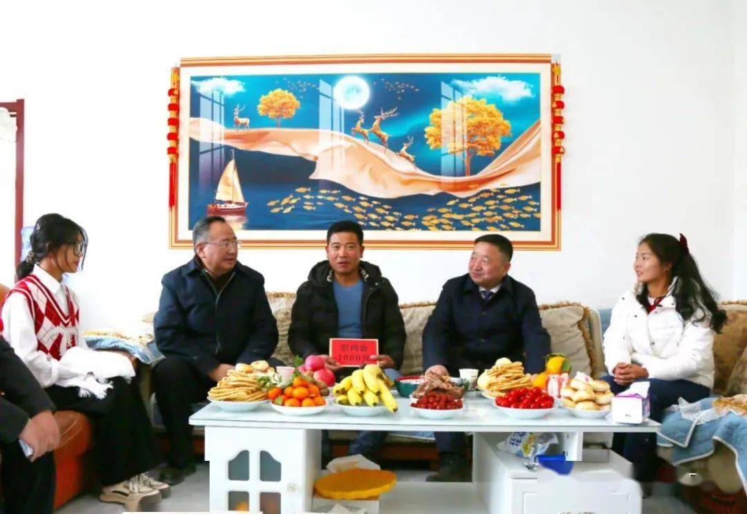 俞成辉 杨建忠 杨武一行在兰州新区新康村看望慰问舟曲县地质灾害避险