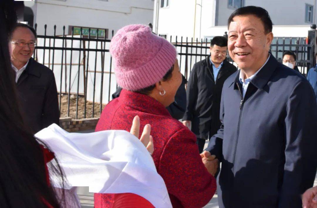 俞成辉 杨建忠 杨武一行在兰州新区新康村看望慰问舟曲县地质灾害避险