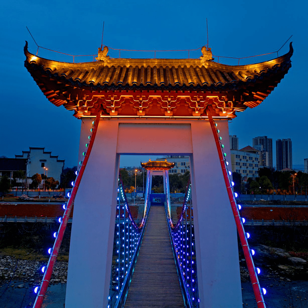 秀山滨江公园照明设施使用年限较长,存在功能性照明质量较差,景观灯饰