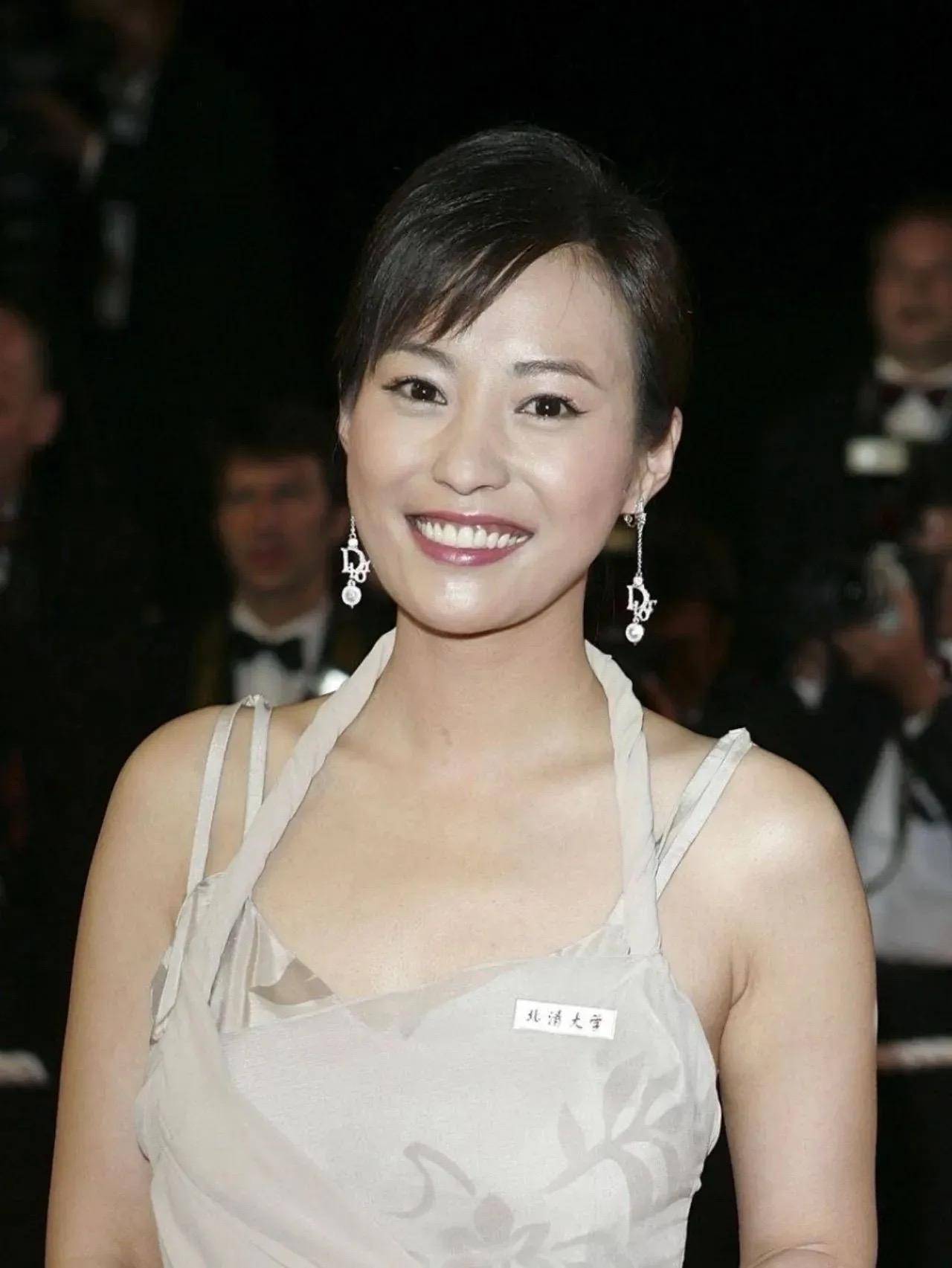 年轻时的郝蕾太美了,穿挂脖裙秀出骨感身材,真是个有灵气的姑娘_时候