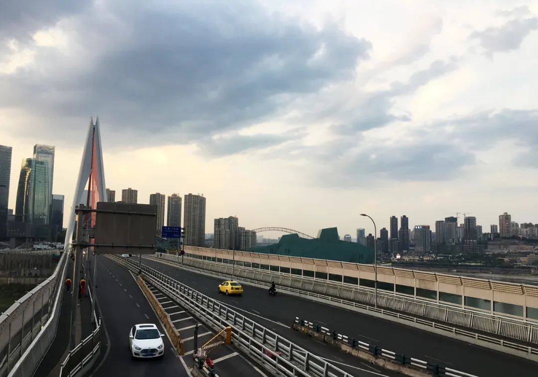 《【天辰娱乐】重庆首次超越这座一线城市，成为GDP“第四城”》