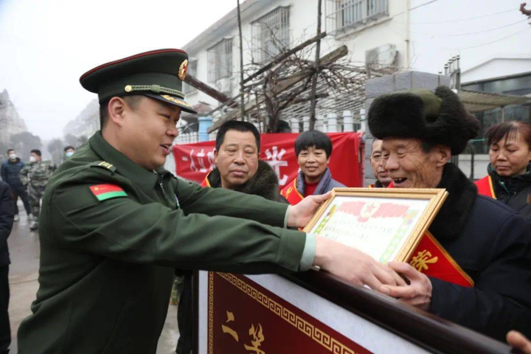 【新聞】河南省義馬市軍地聯合為二等功臣之家送喜報_孫慧_部隊_軍營