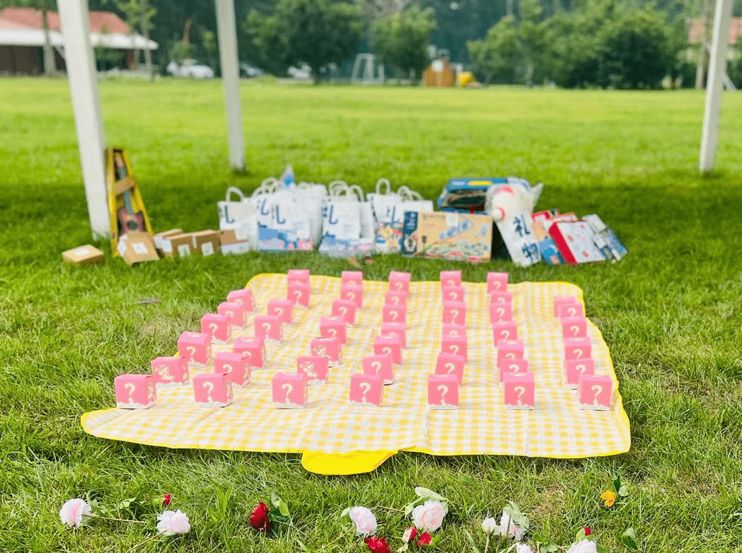 套圈: 把抽奖改为盲盒套圈,更好玩哦～△图片来源于网络足球: 与草坪