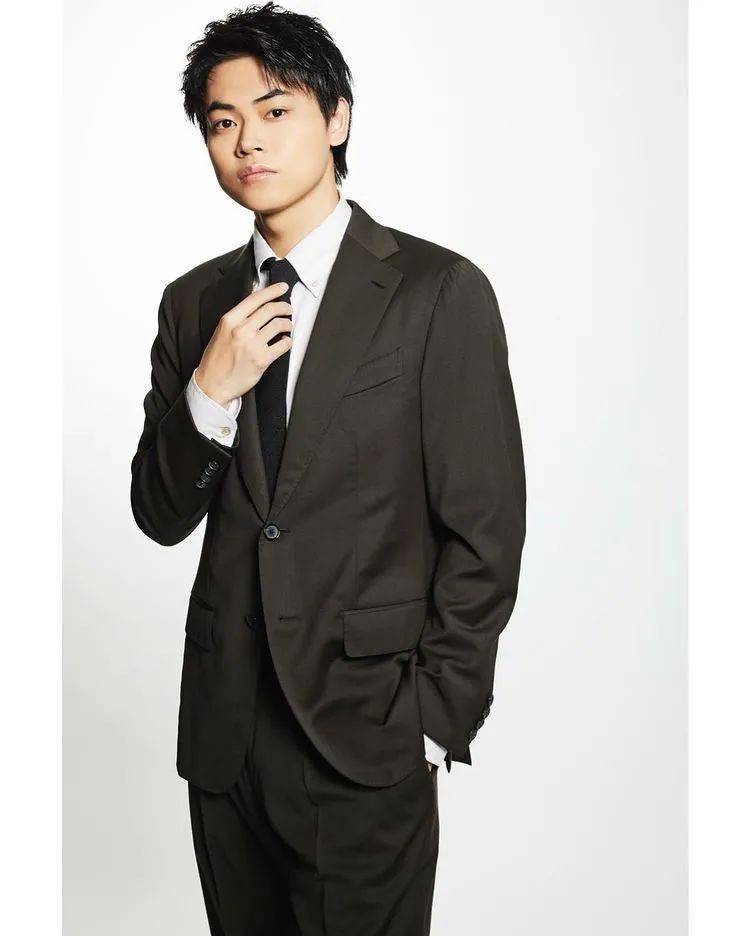 菅生新树是演员菅田将晖(29岁)的弟弟,这是他第一部主演作品.