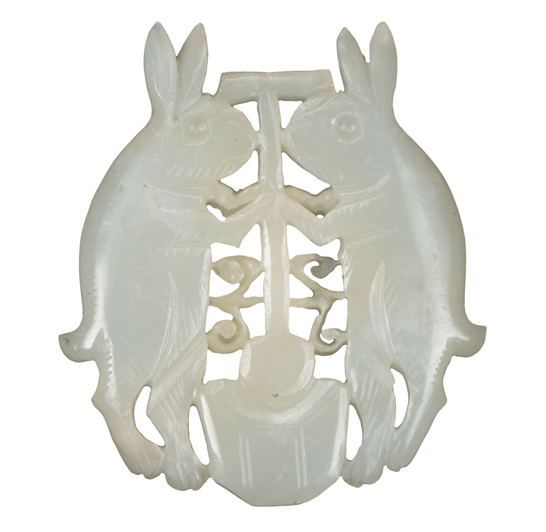 两只兔子相对而立,共同持杵,一起捣臼中的药,雕工简练,造型可爱,寓意