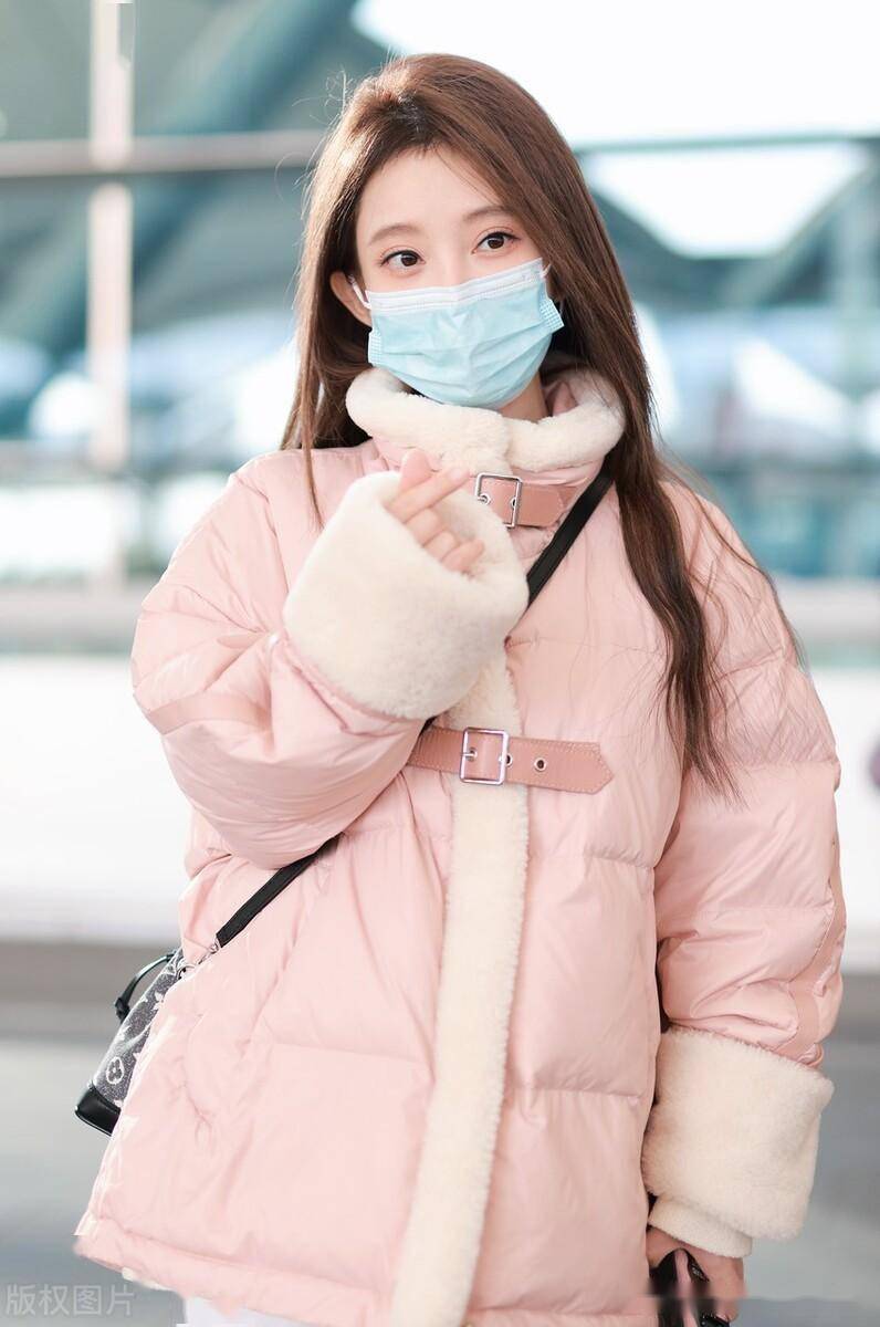 2023年1月24日,广州,冯提莫机场街拍.亲切给粉丝拜年,比心营业满分.