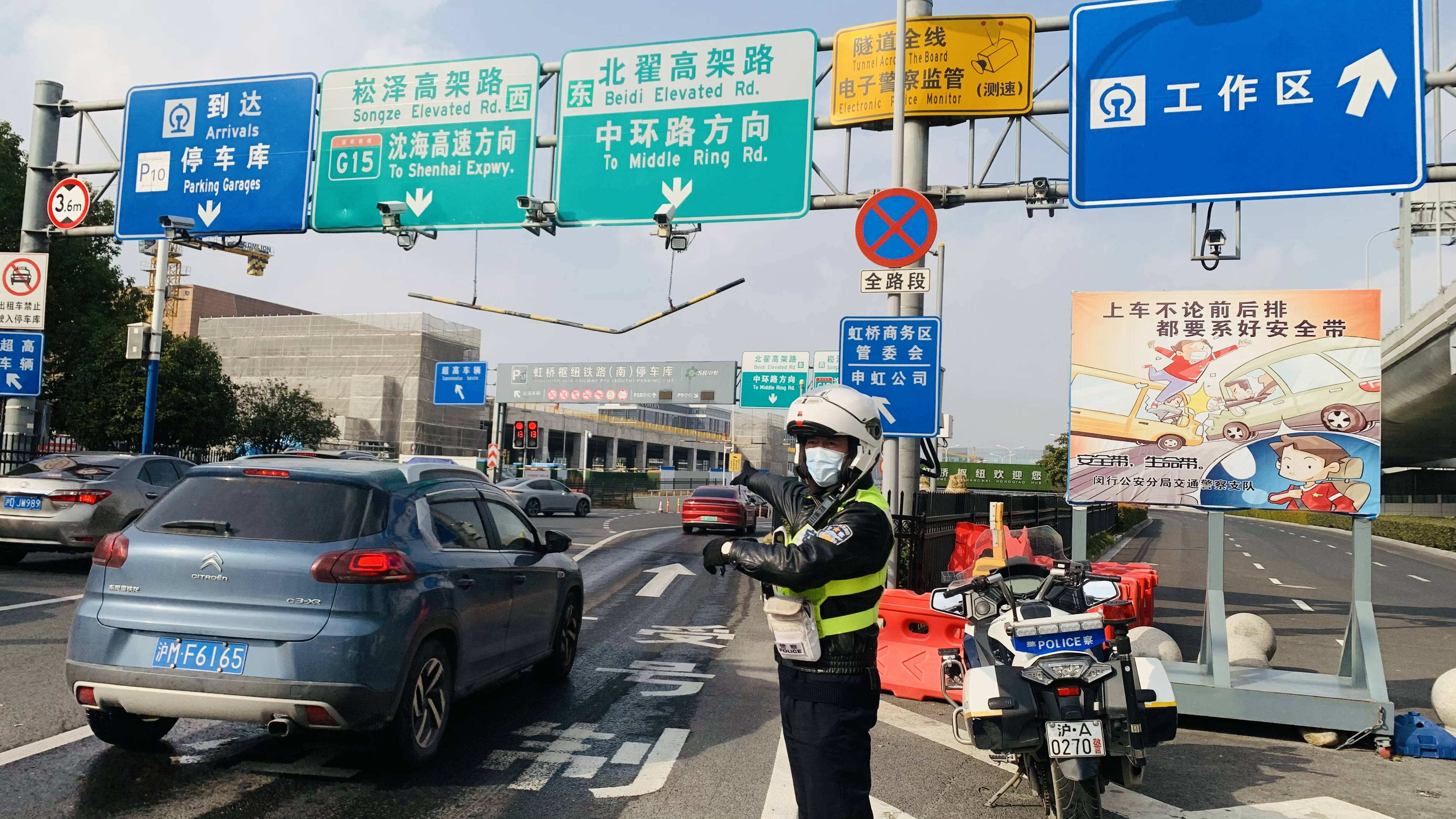 节日期间,全市公安交警部门持续启动道路交通组织管理高等级勤务,重点