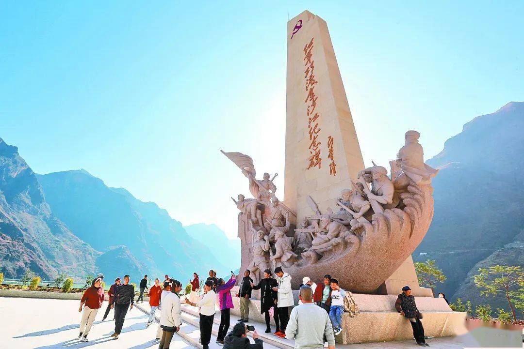 禄劝皎平渡中央红军巧渡金沙江革命遗址,游客流连.