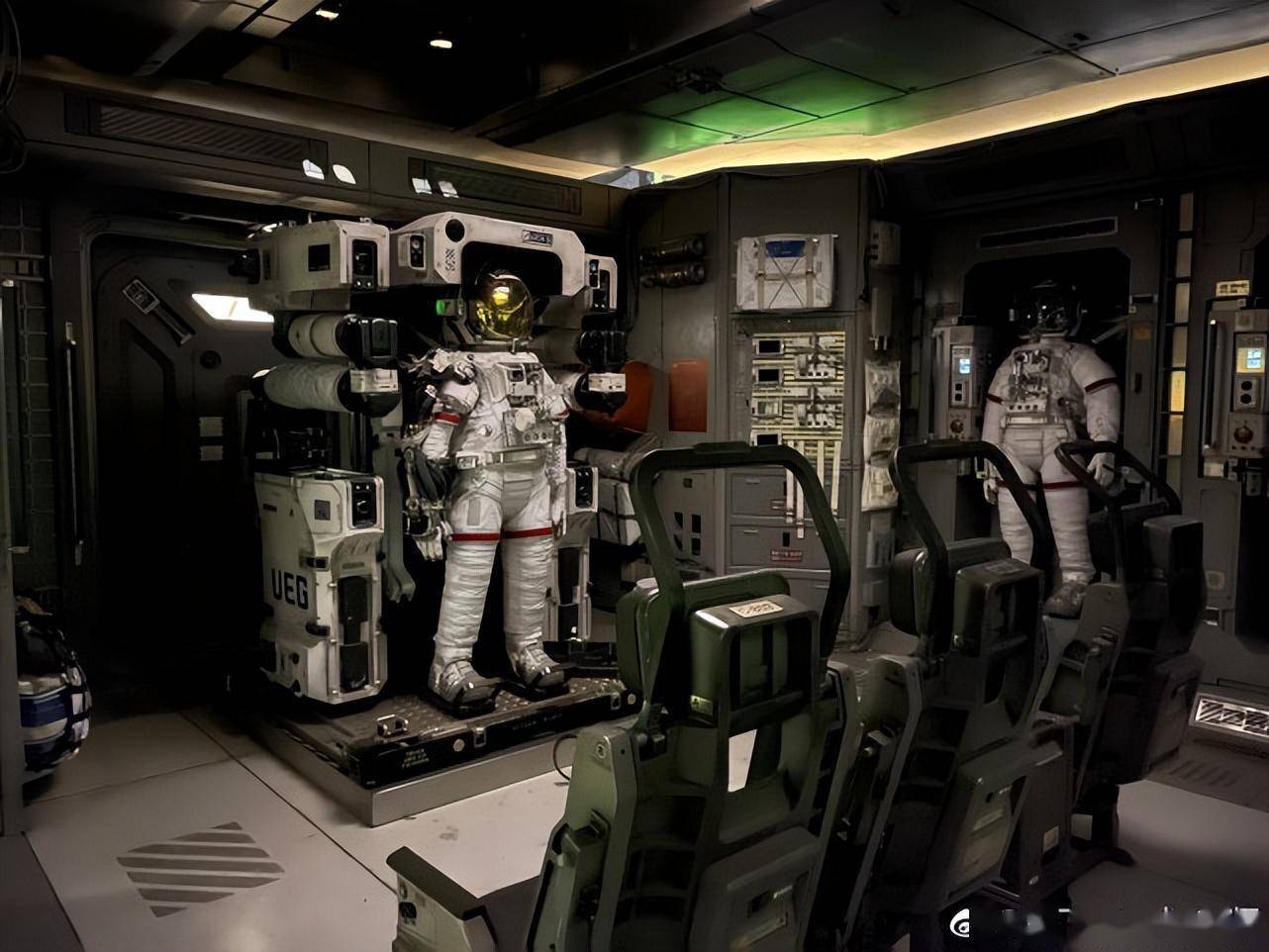 《流浪地球2》太细节,2千个零件造航天员机动装置_电梯_进行_图片