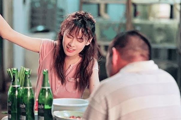 17岁就作为女主角出演第一部电影《虫不知》;18岁主演《伊莎贝拉》