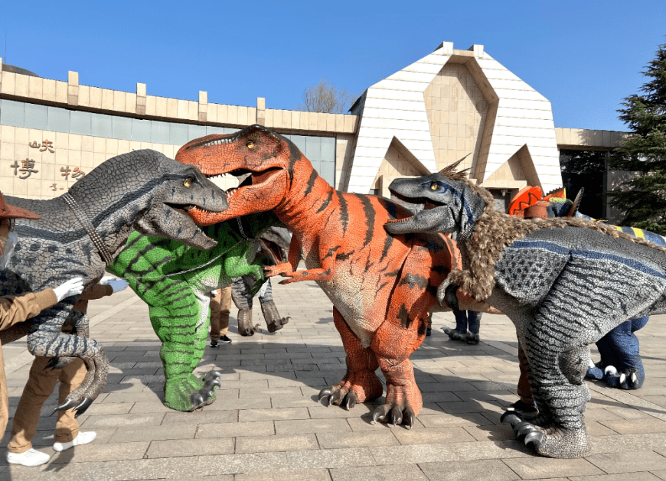 恐龙巡游精彩不停,西峡恐龙遗迹园欢欢喜喜过大年!_表演_小丑_中原
