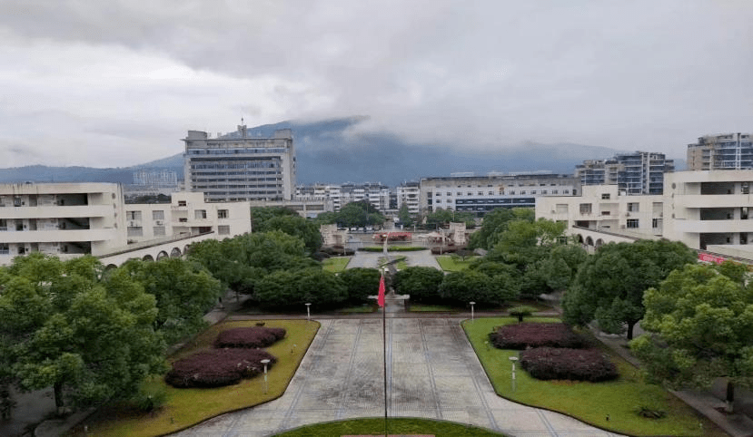 浙江省庆元中学创建于1942年4月,现为浙江省一级重点中学.