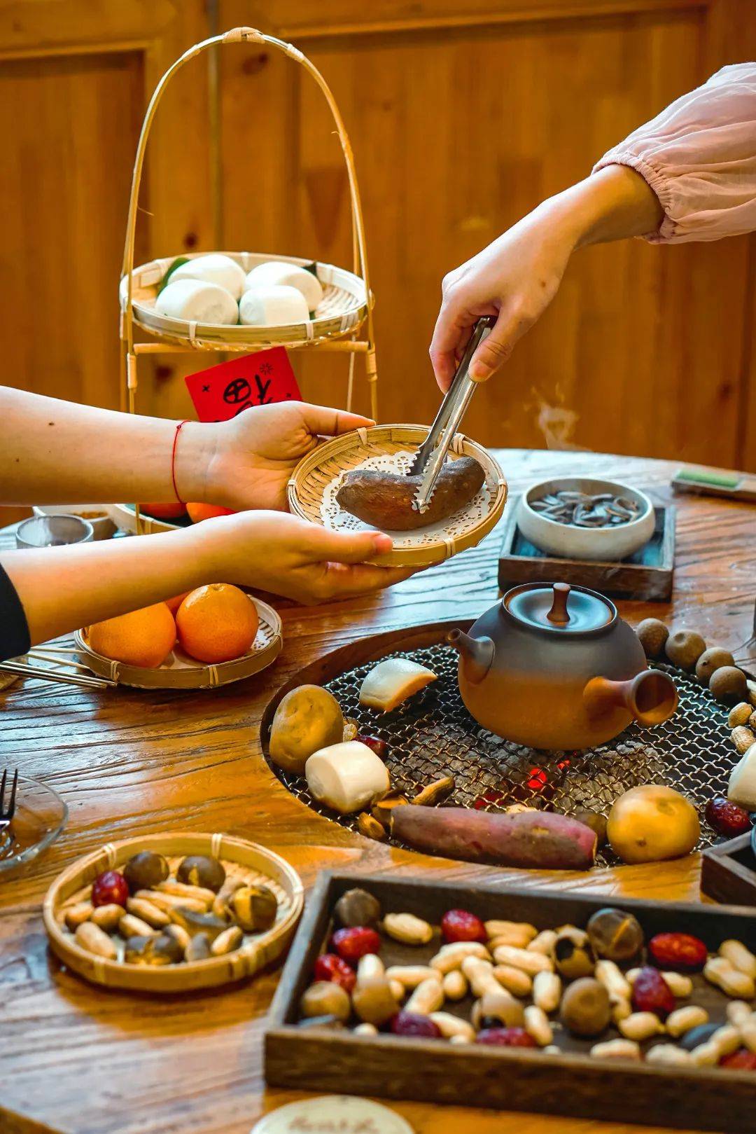 微炭慢煮中式茶饮,把盏言欢,茶香袅袅,满室恬然的静谧氛围.