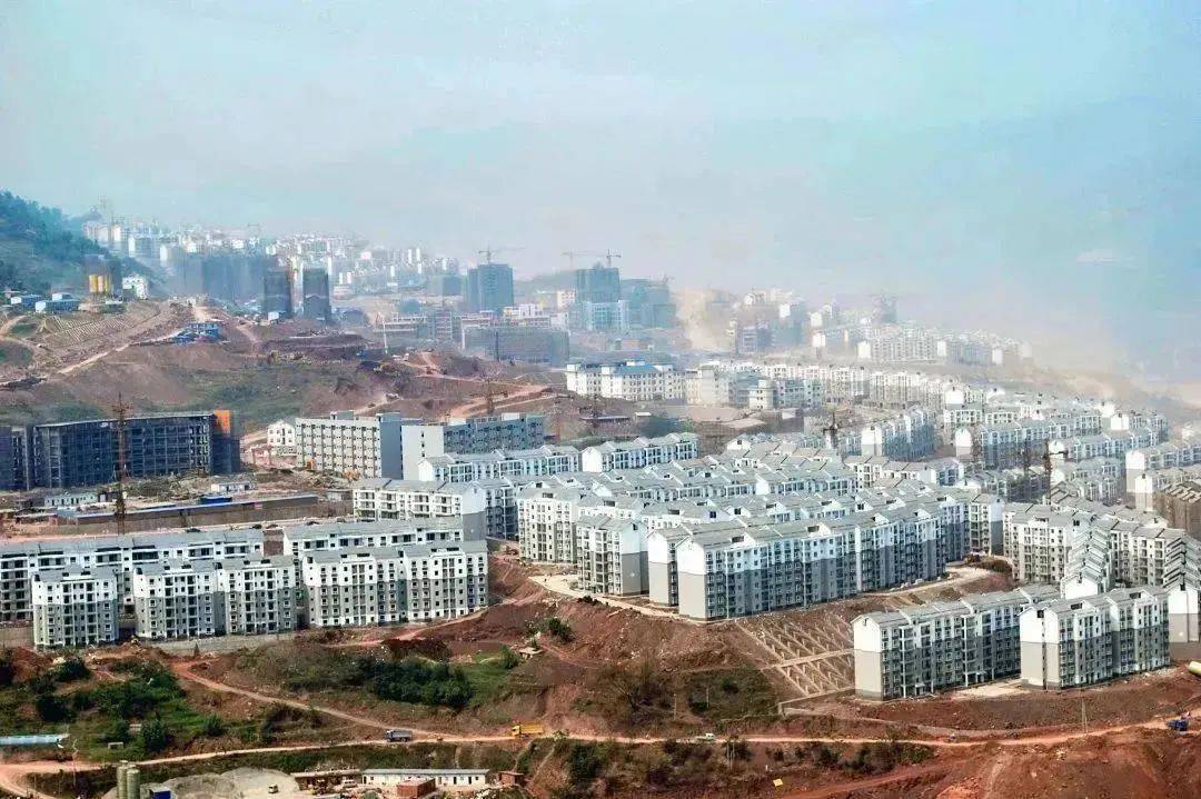 云南建投集团移民建设精神▲绥江新县城滔滔江水,记录了一个又一个"