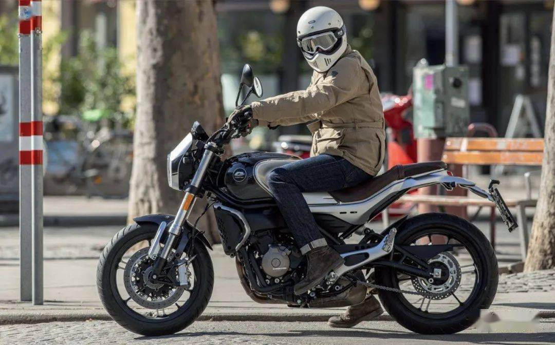 钱江推出全新cafe风格街车QJ MOTOR SRV 550 Roadster_搜狐汽车_搜狐网