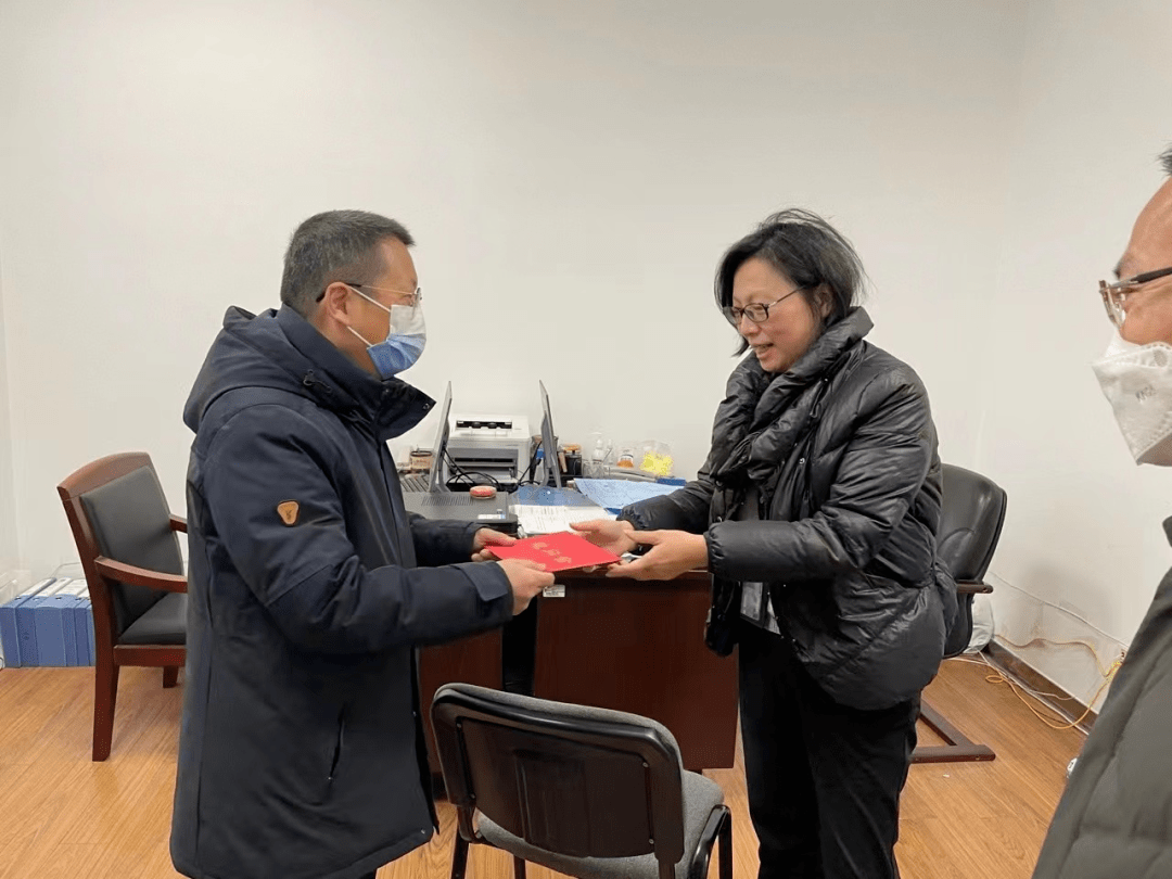 黄唯中副局长实地查看了驻市民中心窗口的各项工作运