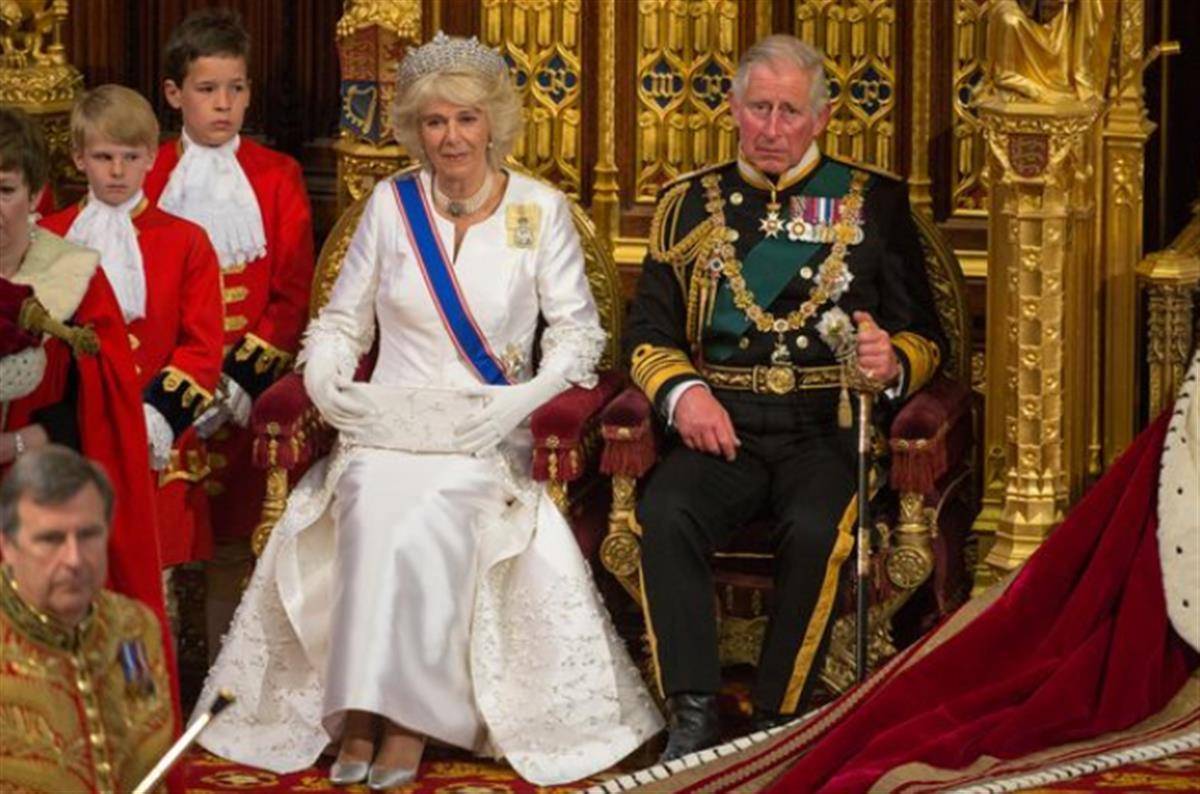 查尔斯国王或将在加冕典礼公开受膏，系首个打破传统的英国君主_哈里_华盖_仪式