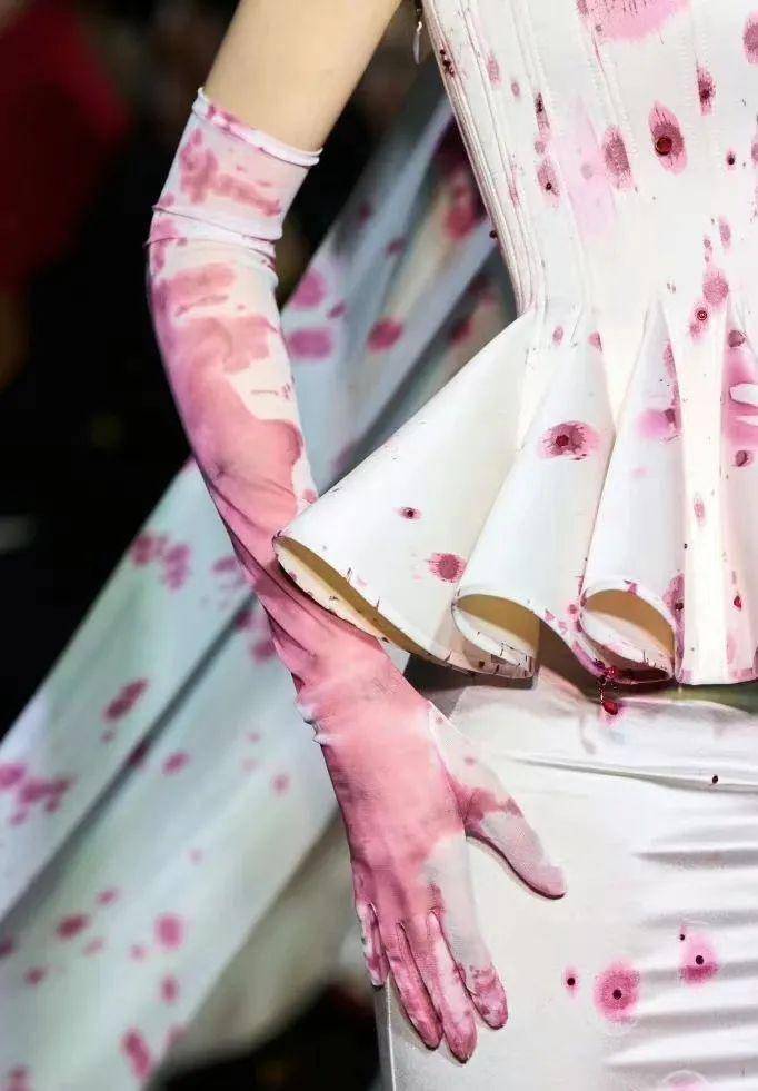 染上红酒或血迹的礼服,被烧坏的婚纱,锋利的刀刃……极具戏剧化的创意