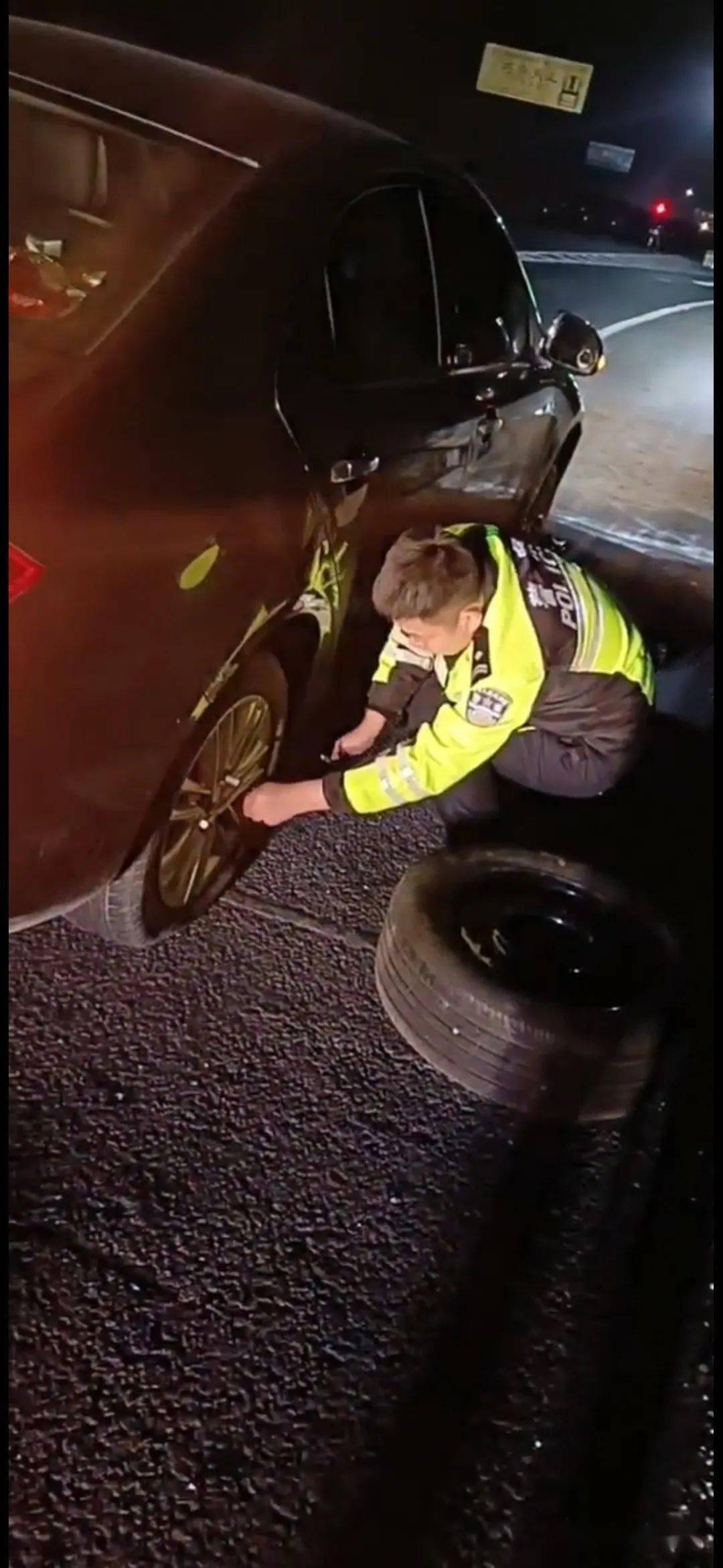 凌晨爆胎高速路