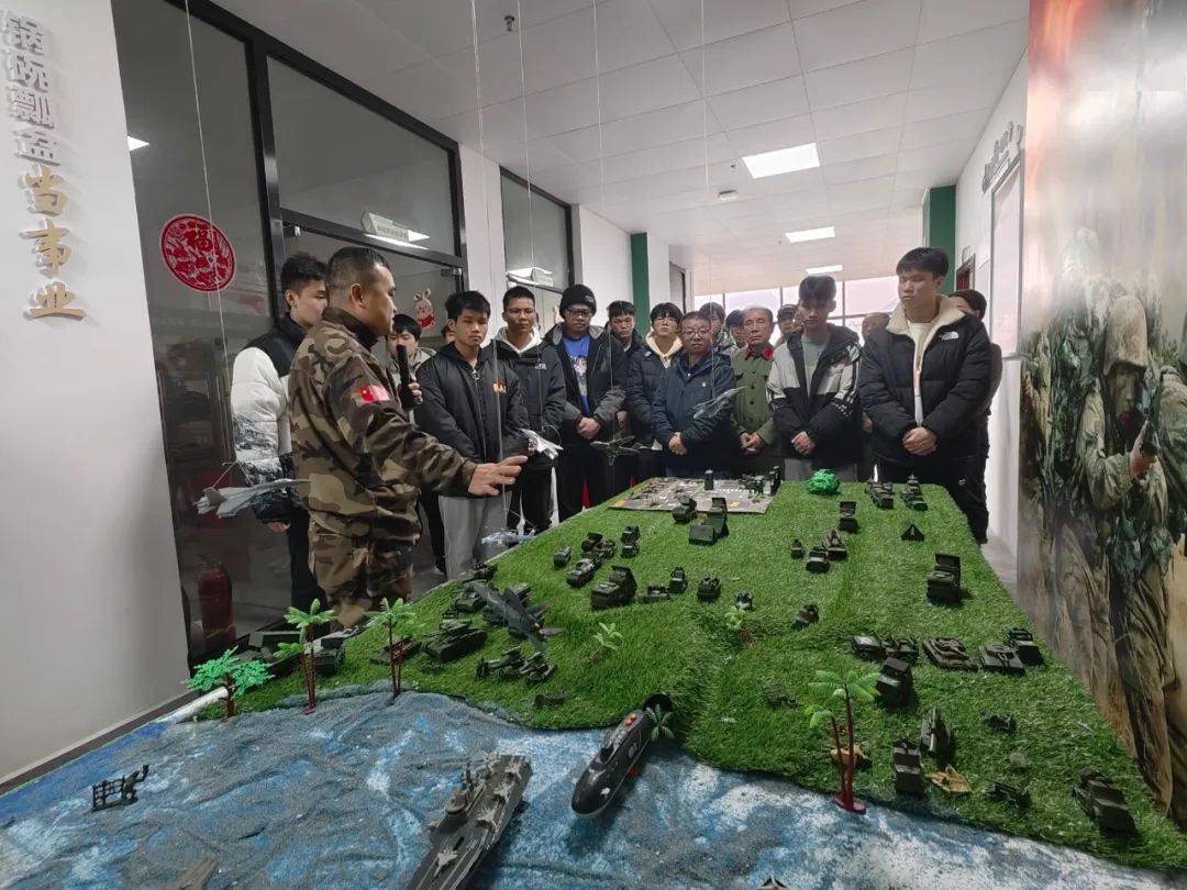 详细了解军队发展史及相关战役,还观看了军事沙盘模型,聆听了抗战时期